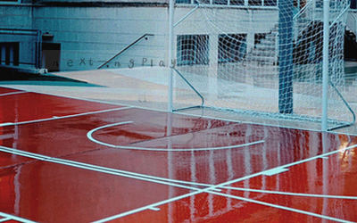 射手完成射门瞬间的高对比度抓拍